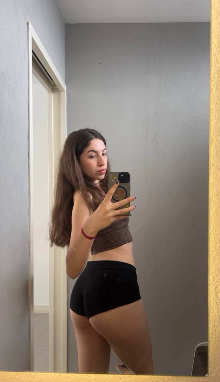 Amber in her underwear in Melbourne